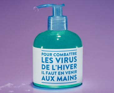 Photo d'un gel pour les mains avec marqué "Pour combattre les virus de l'hiver il faut en venir aux mains"