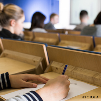 Photo de mains d'un étudiant pendant un examen