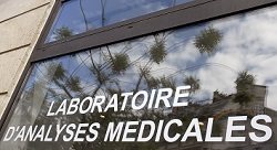 Photo d'un laboratoire d'analyses médicales