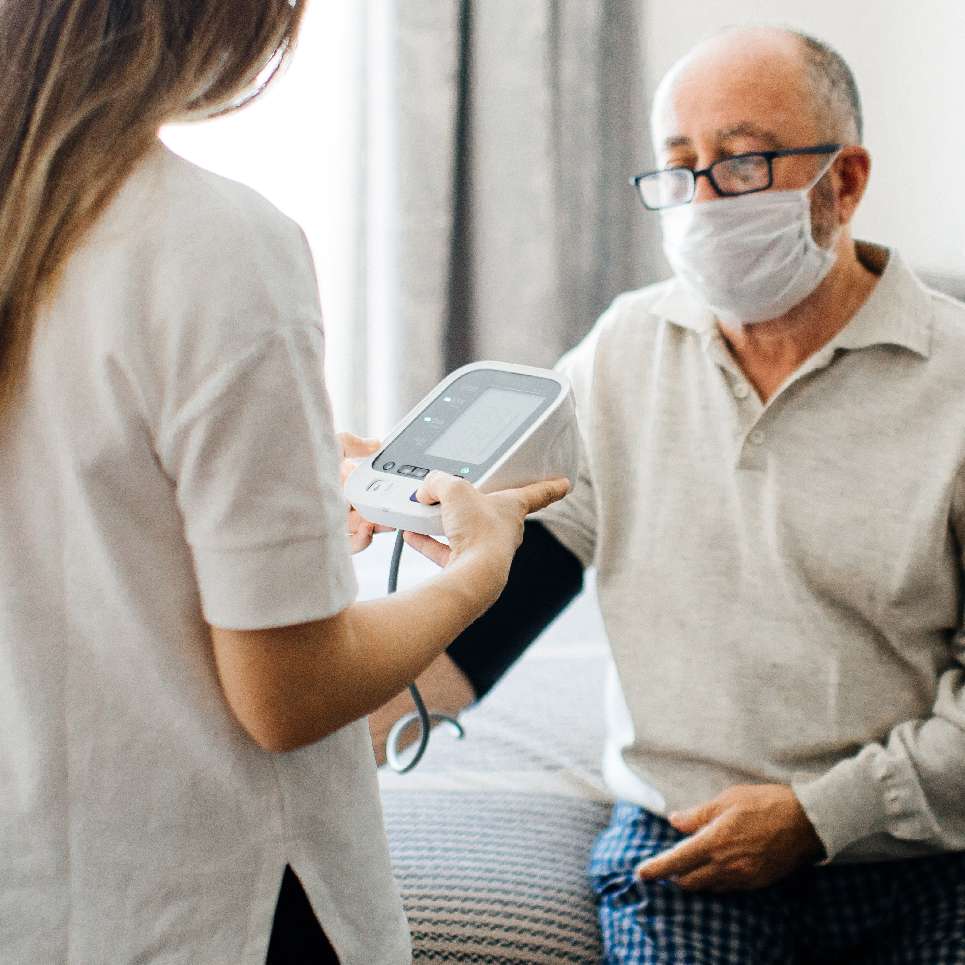 Photo d'un échange entre un patient et un pharmacien