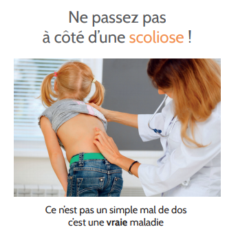 Ne passez pas à côté d'une scoliose : Photo d'une personne du corps médical qui inspecte le dos d'un enfant