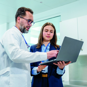 Un pharmacien discutant avec un de ses collègues