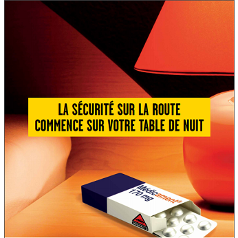 Affiche "La sécurité sur la route commence sur votre table de nuit" avec une photo d'une boite de médicament sur une table de nuit.
