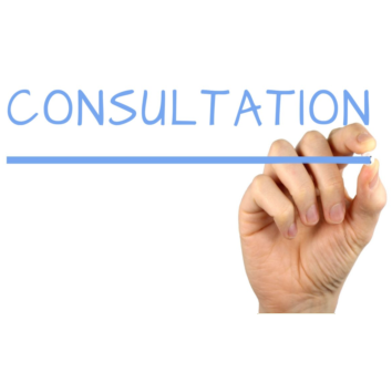 Visuel d'une main soulignant avec un stylo le mot "CONSULTATION"
