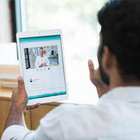 un homme regardant une tablette