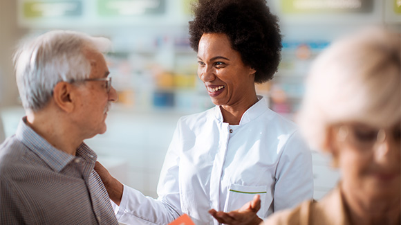 Pharmacien échangeant avec un patient