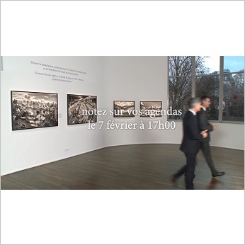Photo de deux personnes en train de marcher dans un lieu d'exposition