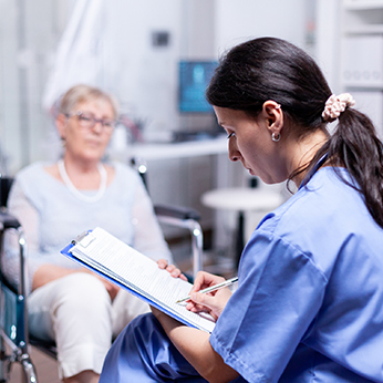 Infirmière rédigeant une ordonnance