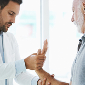 Photo d'un pharmacien testant les Douleurs chroniques d'un patient