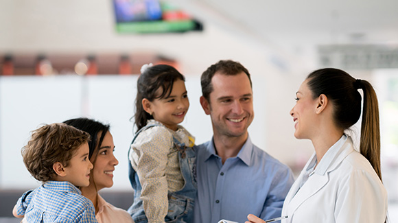 Pharmacien échangeant avec des patients