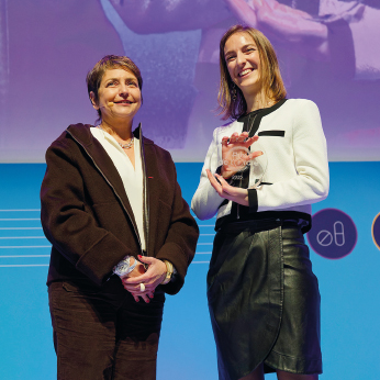 Lore-Anne Viénot-Trillou, pharmacienne engagée pour le repérage précoce de l’endométriose en officine avec Carine Wolf-Thal, présidente du Conseil national de l’Ordre des pharmaciens