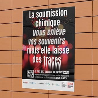 Photo d'une affiche "La soumission chimique vous enlève vos souvenirs mais elle laisse des traces"