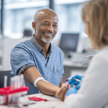 Photo d'une personne qui fait une prise de sang