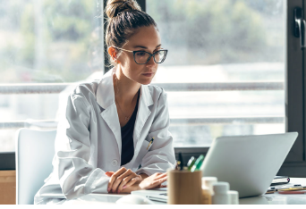 Photo d'une pharmacienne qui travaille à son bureau