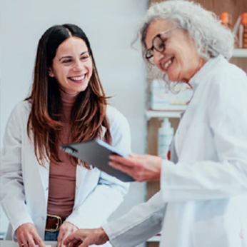 Deux pharmaciennes sourient
