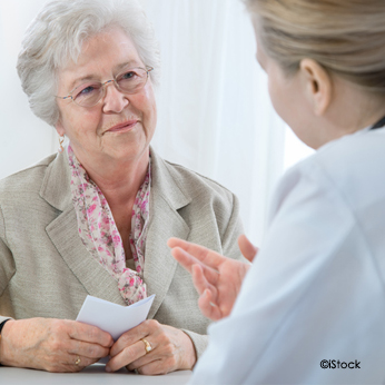 Photo d'un pharmacien qui conseille une patiente