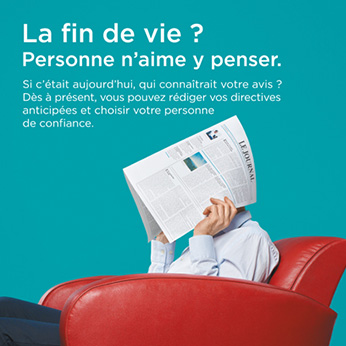 Photo de la campagne d'information sur la fin de vie : Un personne assise sur un siège avec un journal sur la tête