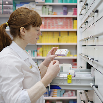 Image représentant un pharmacien qui sélectionne un produit de santé
