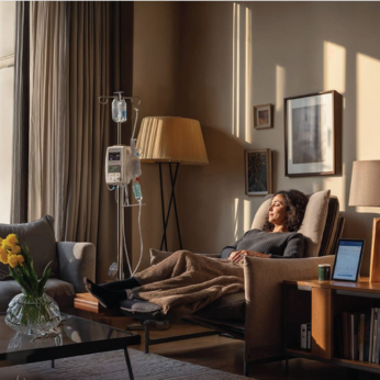 Photo d'une femme hospitalisée chez elle