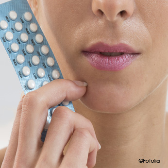 Photo d'une femme tenant une plaquette de pilule