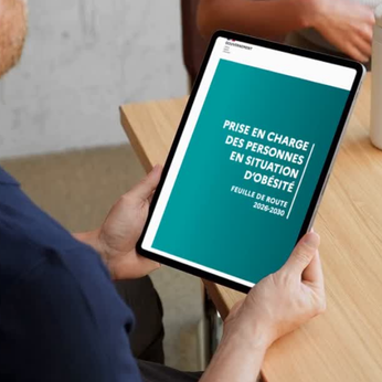 Photo d'un homme tenant une tablette pour lire la feuille de route