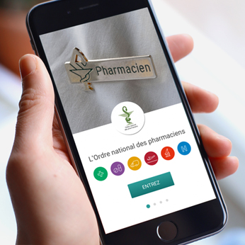 Photo d'une main tenant un téléphone qui utilise la nouvelle application mobile de l'Ordre national des pharmaciens
