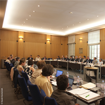 Photo de personnes dans une salle de réunion