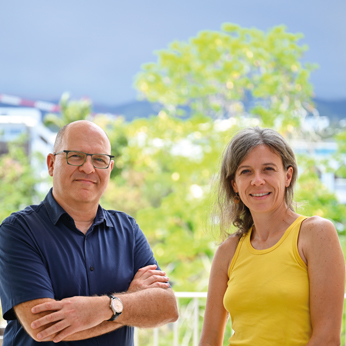 Emmanuel Brochot, pharmacien biologiste à La Réunion et Muriel Vincent, épidémiologiste chez Santé publique France à la Réunion