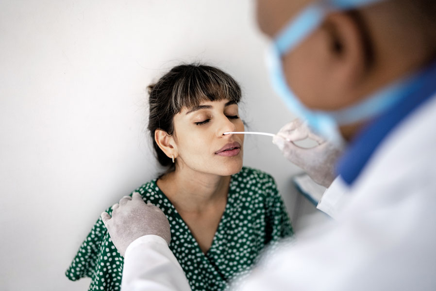 Pharmacien réalisant un test nasal
