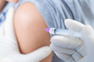 Photo d'une personne en train de se faire vacciner