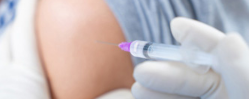 Photo d'une personne en train de se faire vacciner