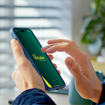Image d'un homme ouvrant l'application de la carte Vitale