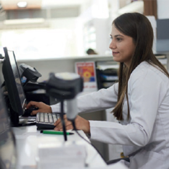 Pharmacienne devant un ordinateur