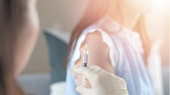 Pharmacien vaccinant un patient