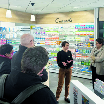 Personnes discutant dans une pharmacie