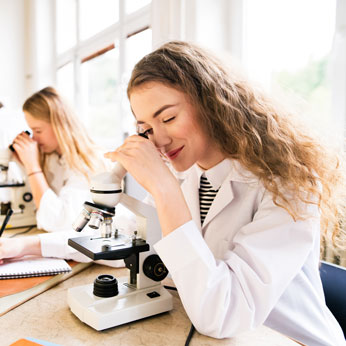 Photo d'un pharmacien regardant dans un microscope