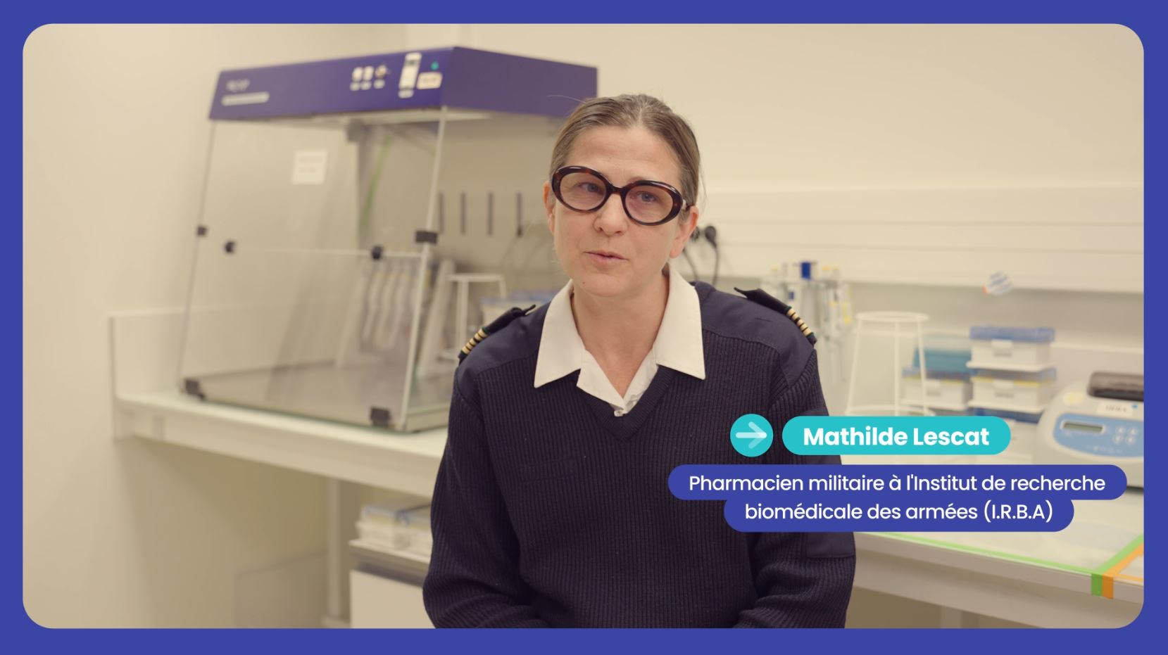 Mathilde Lescat, pharmacien militaire à l’Institut de recherche biomédicale des armées (IRBA) et lauréate du Prix de l’Ordre 2024, présente un jeu pédagogique de lutte contre l’antibiorésistance : « Bacteria Game ».