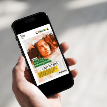 Main tenant une téléphone avec l'affiche sur Bien-être des étudiants : nouvelle plateforme d’écoute et d’accompagnement