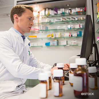 Photo d'un pharmacien travaillant sur son ordinateur