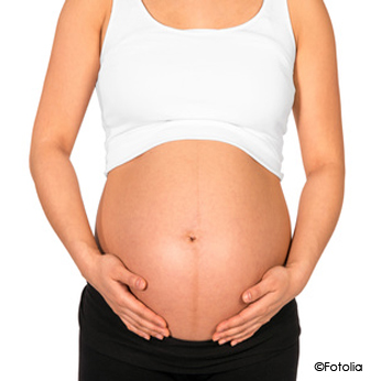 Photo d'une femme enceinte avec ses mains sur son ventre