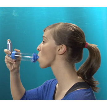Photo du personne utilisant un inhalateur