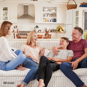Photo d'une famille joyeuse sur un canapé