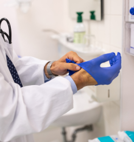 Photo illustrant un pharmacien qui remet son gant
