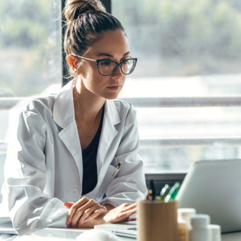 Pharmacienne consultant son ordinateur