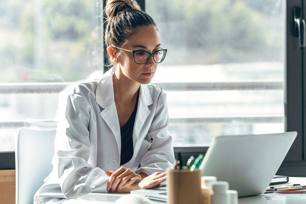 Pharmacien consultant le site Internet pour s'inscrire au Tableau de l'Ordre