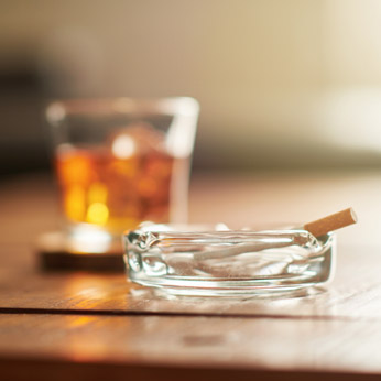 Photo illustrant une cigarette dans un cendrier