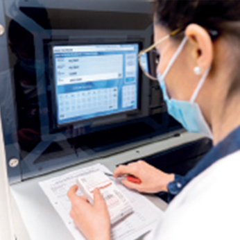 Pharmacienne devant un ordinateur