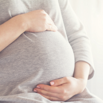 Photo du ventre d'une femme enceinte