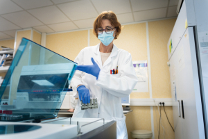 pharmacien dans un laboratoire
