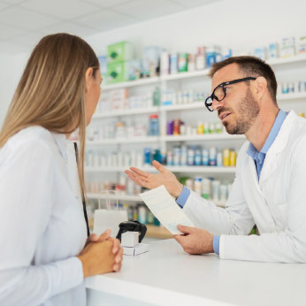 Deux pharmaciens qui échangent